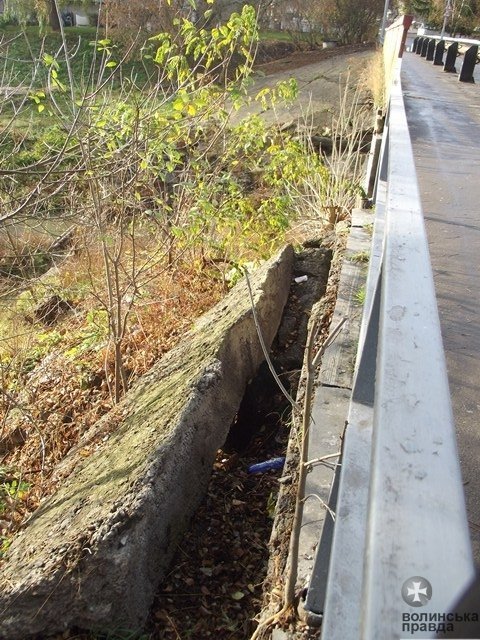 Мерія Луцька за три місяці не змогла ліквідувати «провалля» на мості. ФОТО